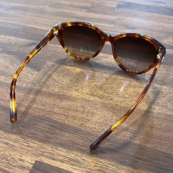 Tory Burch Tortoise Brown Cat-Eye Sunglasses With Drawstring Bag Sunglasses